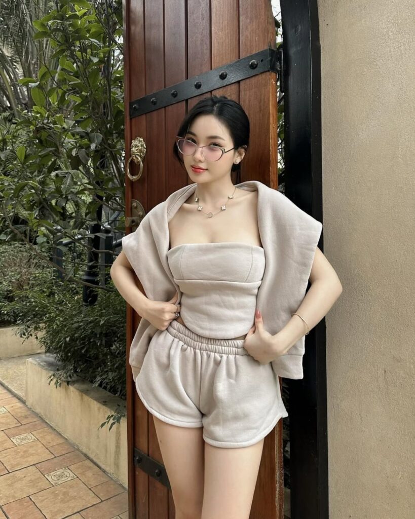 Ảnh Gái Xinh Không Mặc Quần Áo – Vẻ Đẹp Tự Nhiên Và Những Câu Chuyện Truyền Cảm Hứng Trong Xã Hội Hiện Đại